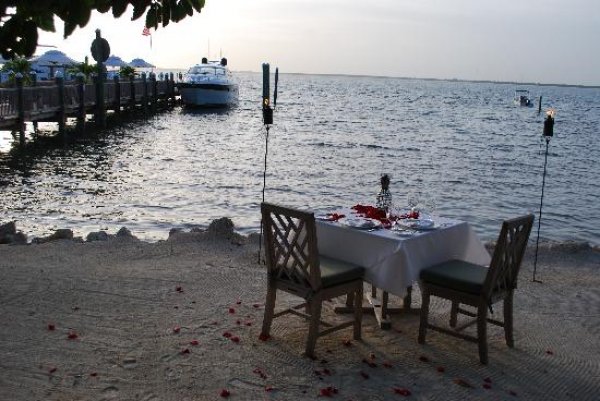 privateislanddinnerdinnertable